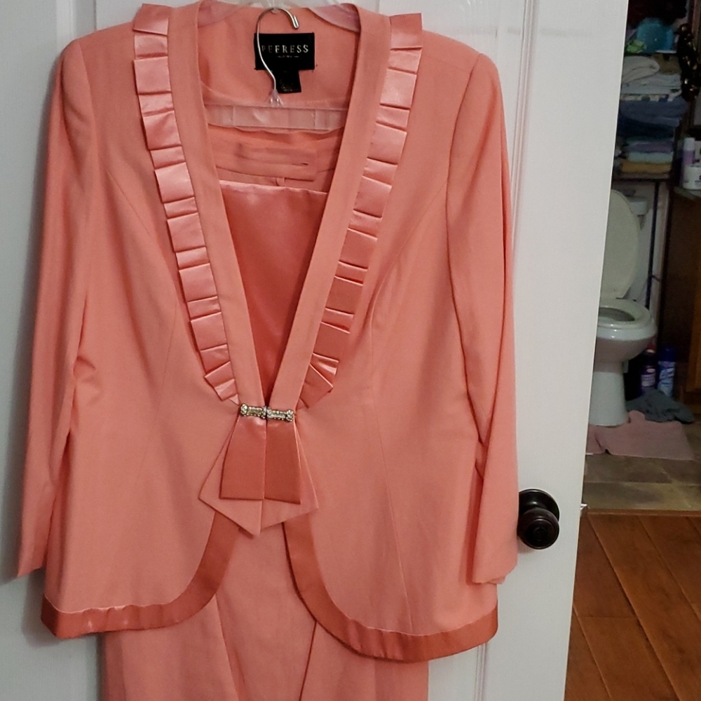 Skirt suit